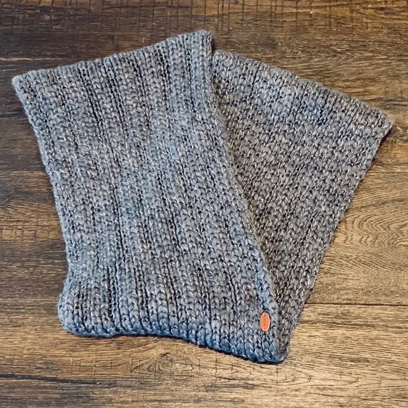🛍2/$25 Knit Roxy scarf - Picture 1 of 2
